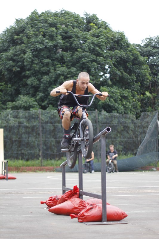 Double pegger up one of the rails at Ghetto Jam.  Photo cred: Travis Cottrell